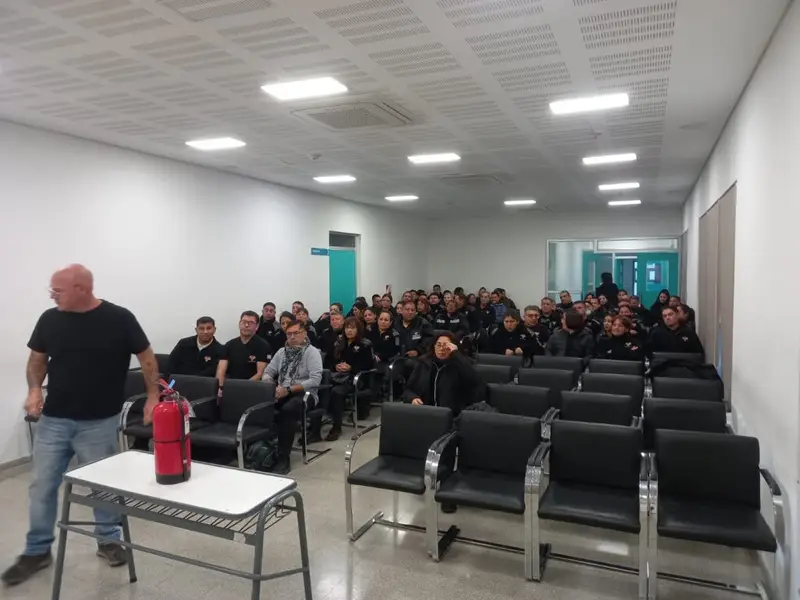 Capacitación con matafuegos frente a todo el personal