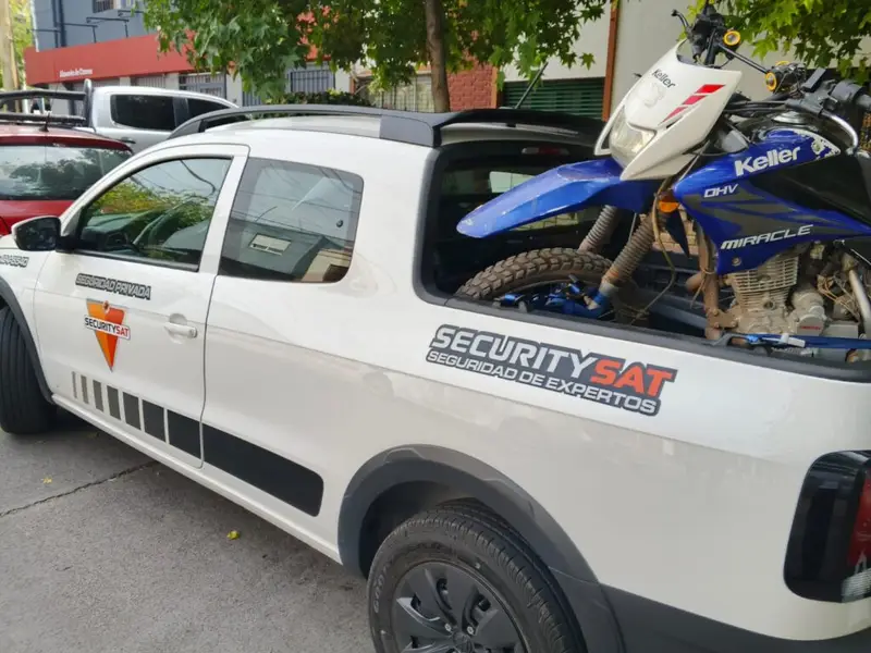Móvil de patrullaje de SECURITYSAT con moto