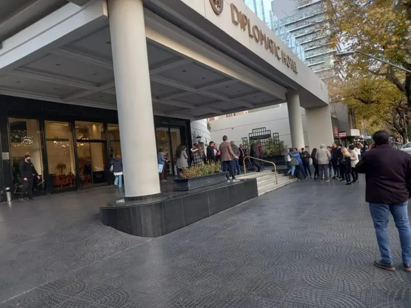 Operativo de seguridad en el ingreso de un hotel